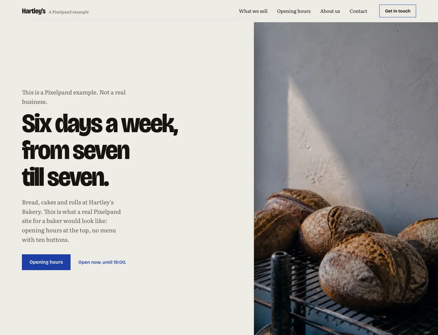 Example of a bakery site: on the left the headline six days open from seven to seven, on the right a photo of freshly baked loaves on a rack. Click to open the working site.
